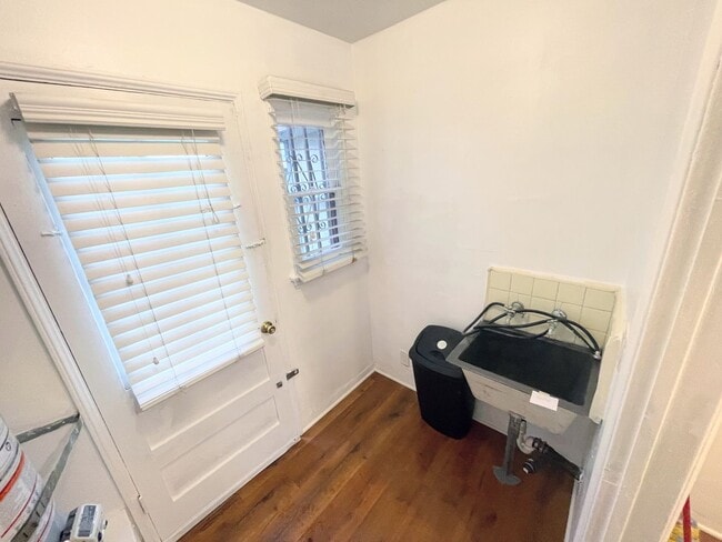 Building Photo - 3bd/1ba home in Rosewood. Huge backyard and 2 car garage!!