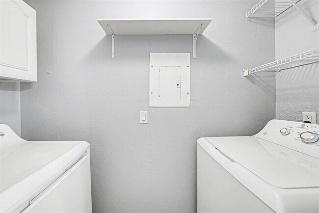 Building Photo - 9481 Highland Oak Dr