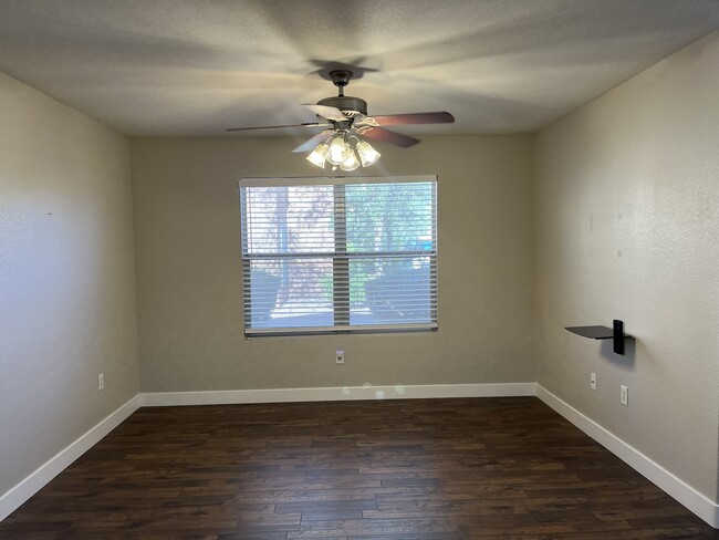 Building Photo - 555 E Silverado Ranch Blvd