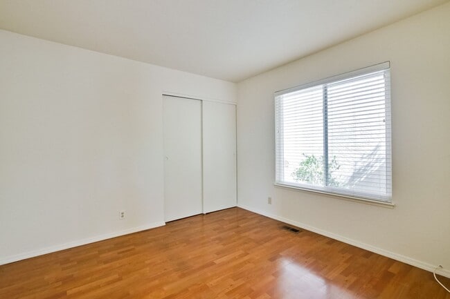Building Photo - Hardwood Floors- A/C- Full Bedroom and Bath on First Floor: Fresh Paint