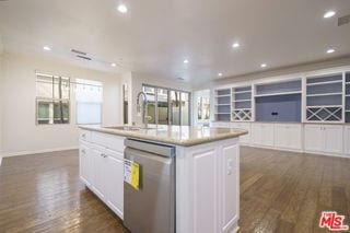 Building Photo - 73 City Stroll