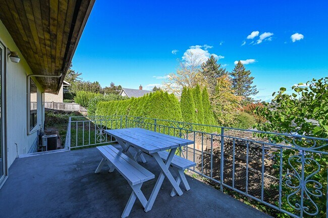Building Photo - Updated 2 Bedroom House in Magnolia