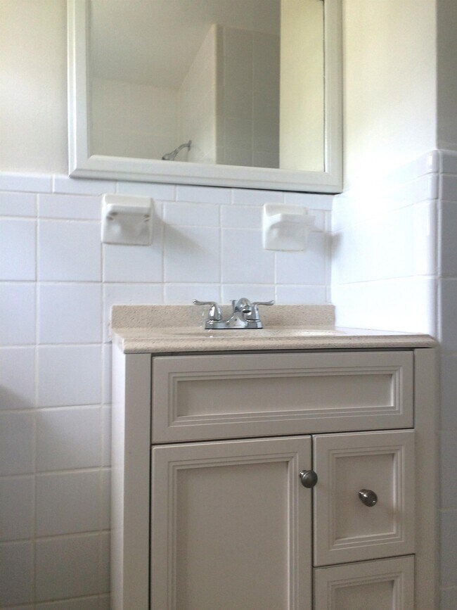 Building Photo - 2324 Lenora Ln