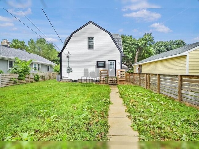 Building Photo - 3553 N Kenwood Ave