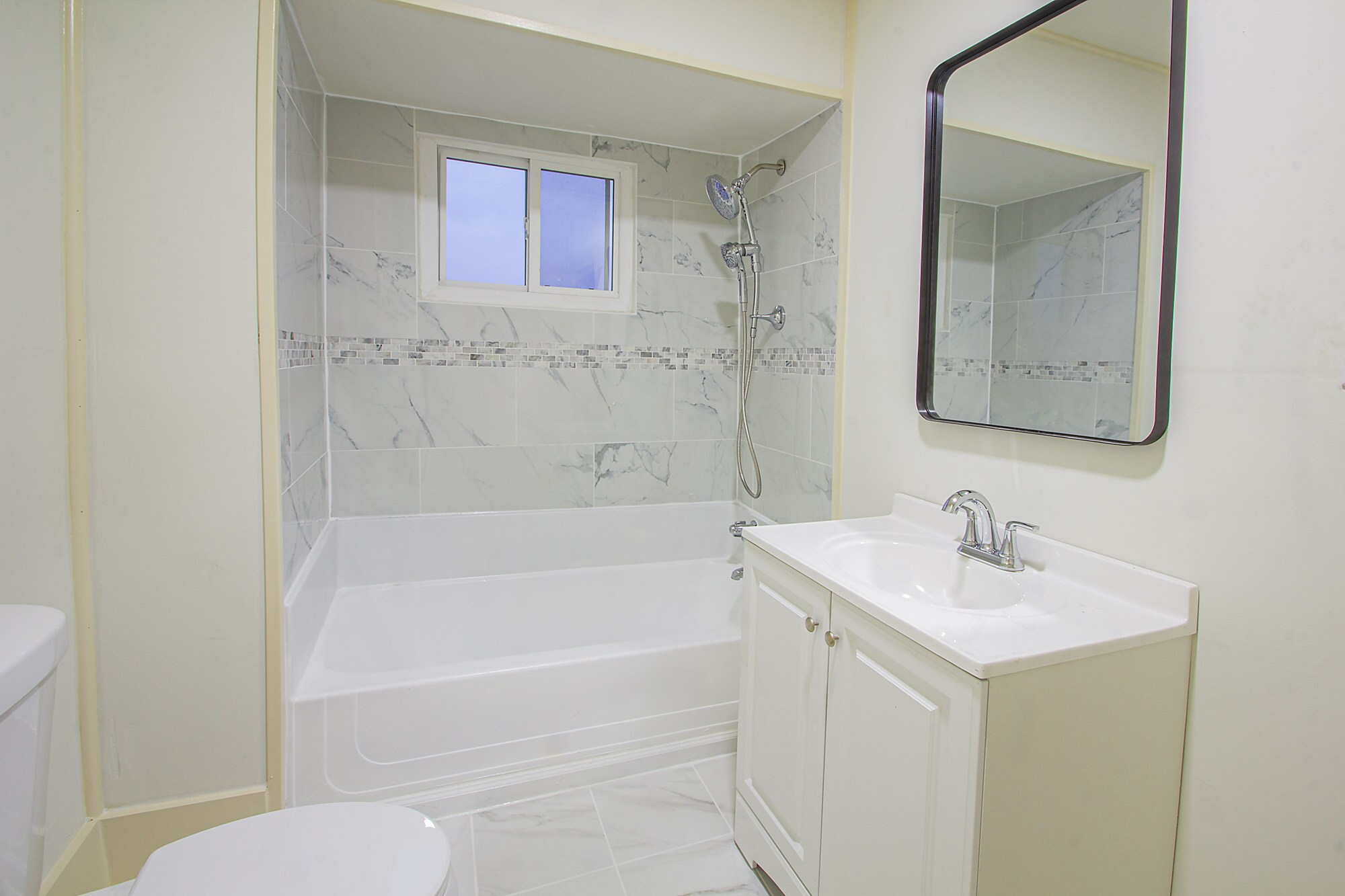 Building Photo - 206 Center St