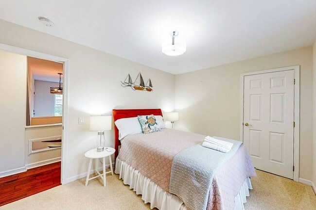 Building Photo - Large 5Br 3 1/2Ba Modern Home in Falmouth ...