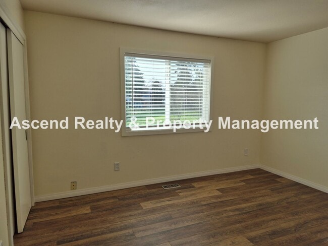 Building Photo - Need Space? This is the Place! Available NOW~Beautifully Updated 4Bed/3Bath Backs to Park Pets OK