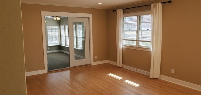 Building Photo - 4 bd, 2 ba, old SW Columbia, corner lot, great shape, fenced, hardwoods, W/D