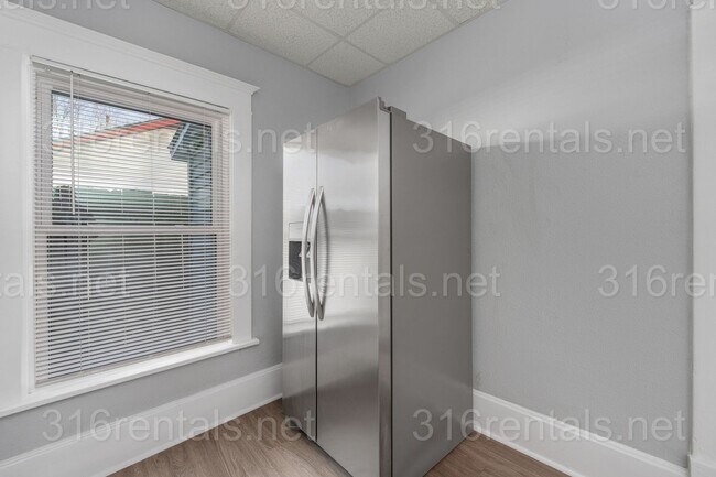 Building Photo - $850 - 1 bed 1 bath - Beautiful newly renovated Multi-family home located in Delano