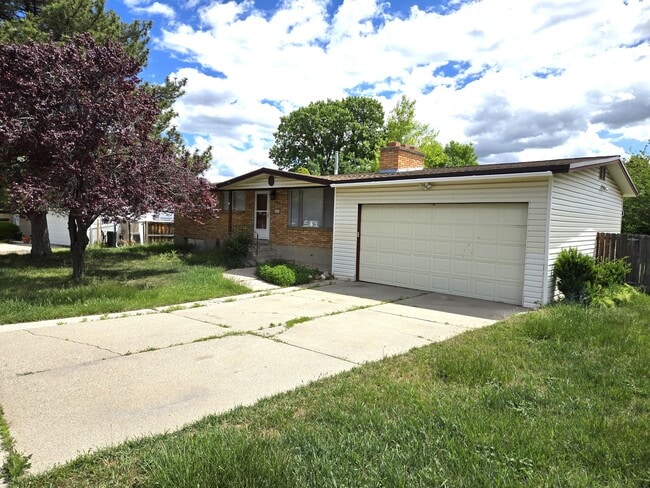 Primary Photo - 4575 Balsam Ave