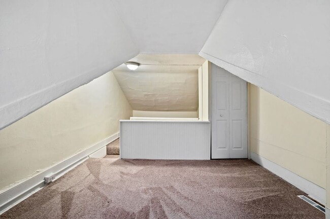 Building Photo - Newly Renovated 2 Bedroom Unit + Bonus Room In The South Side.  Available Immediately.