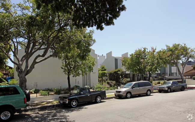 Building Photo - Las Casitas