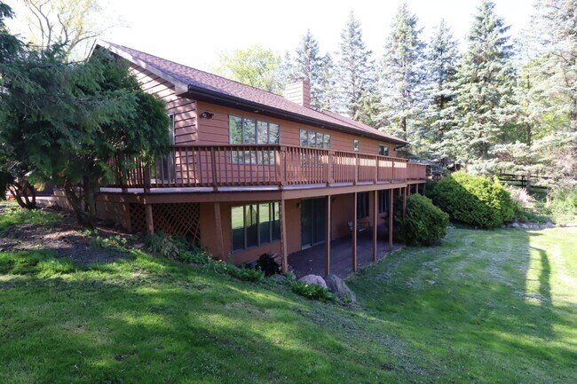 Building Photo - Stunning 4 Bedroom Home with Pond Access