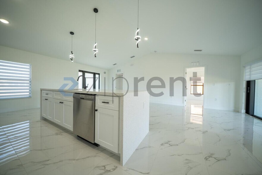 Building Photo - 4117 NE 16th Ave