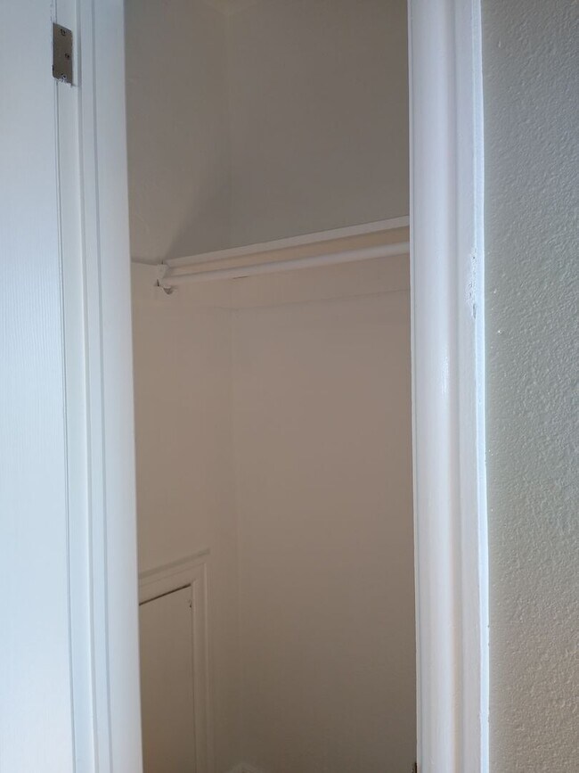 Building Photo - Charming Large 1 Bedroom in the Heart of the City