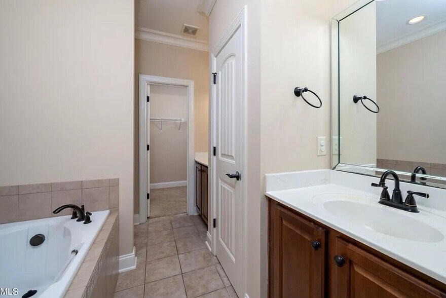 Building Photo - Room in Townhome on Indigo Ridge Pl