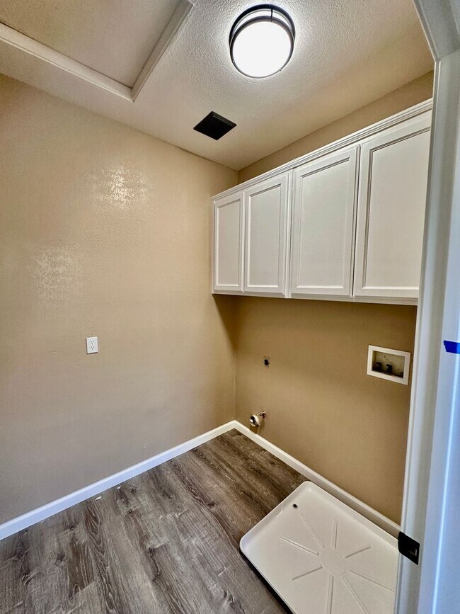 Building Photo - 4 bed/ 4.5 bath in Santa Rosa