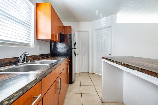 Building Photo - Bright & Modern 1-Bedroom Apartment in Pri...