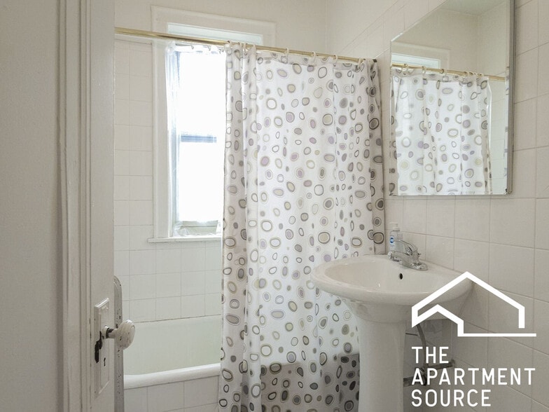 Building Photo - 4505b N Greenview Ave