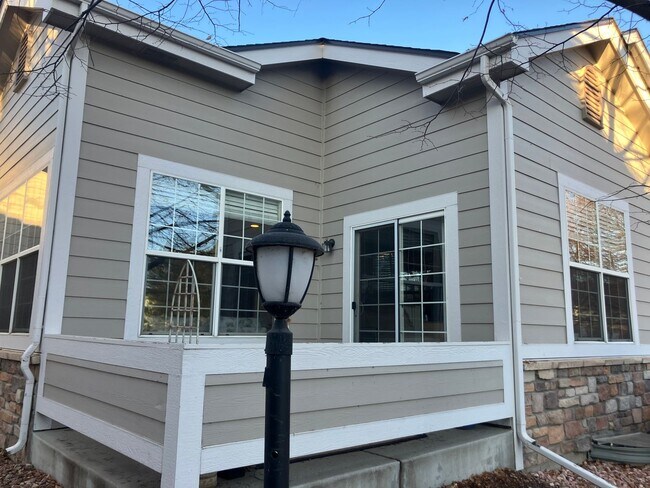 Building Photo - 2 bed/3 bath with spacious finished basement!