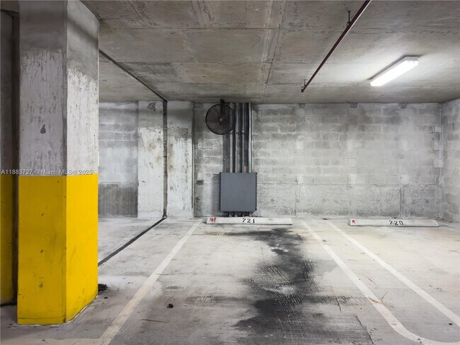 Building Photo - 350 S Miami Ave