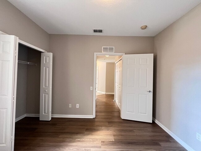 Building Photo - Great townhouse -  available now!