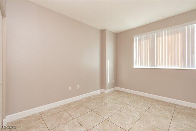 Building Photo - 3000 Oasis Grand Blvd