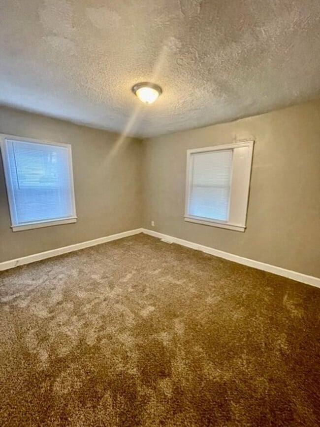 Building Photo - Come take a look at this cozy 3 Bedroom 1 Bath Home. It's Located in Revolution Park Neighborhood