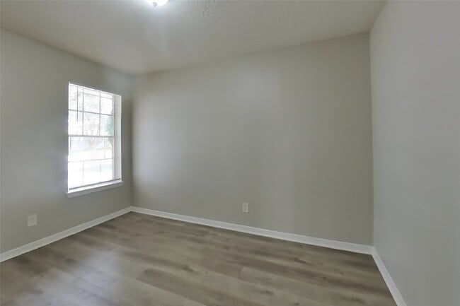Building Photo - 4427 Oakside Dr
