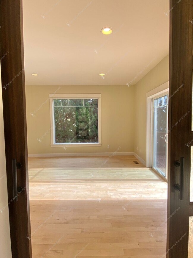 Building Photo - Light-Filled Awbrey Butte Retreat