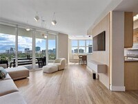 Building Photo - 9751 E Bay Harbor Dr