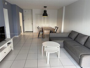 Building Photo - 400 Kings Point Dr