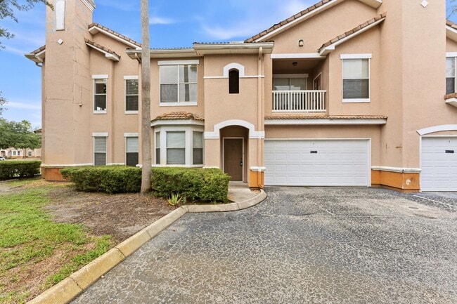 Building Photo - Absolutely Stunning 3 BR/2 BA/2 Car Garage Condo in gorgeous Gated New Tampa resort style community.