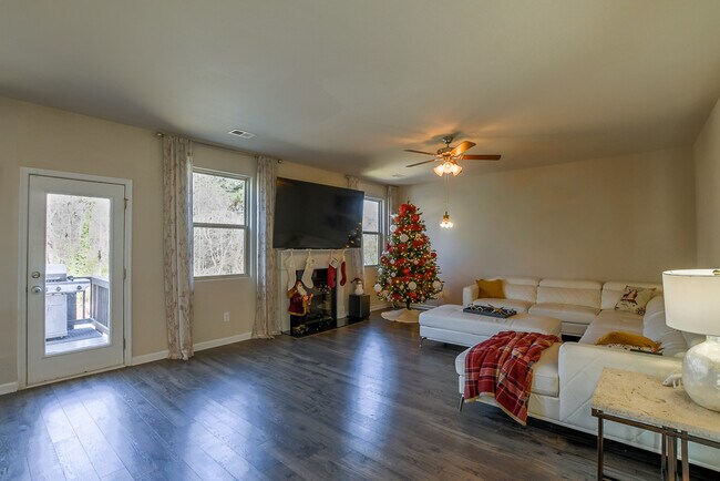 Building Photo - 2061 Massey Ln