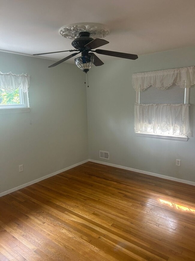 Building Photo - Spacious 4br Rockville Rental