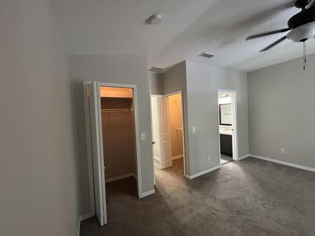 Building Photo - 15835 Fishhawk Falls Dr
