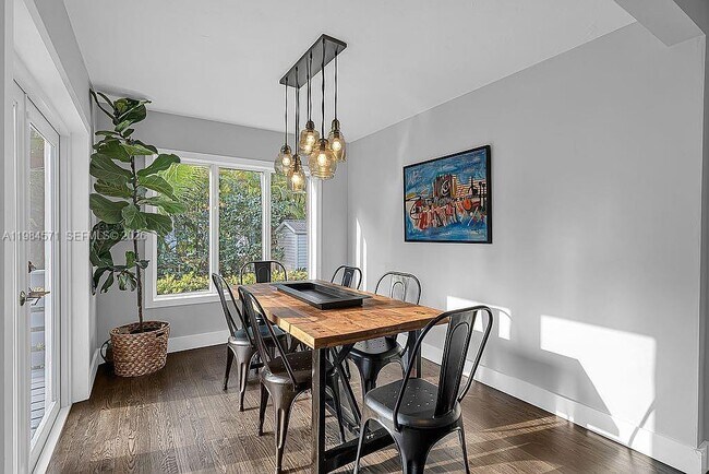 Building Photo - 5850 SW 47th St