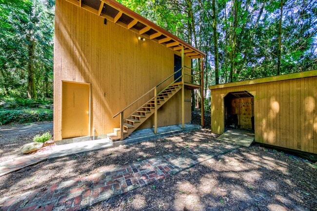 Building Photo - Private 3 Bedroom Home in the Woods