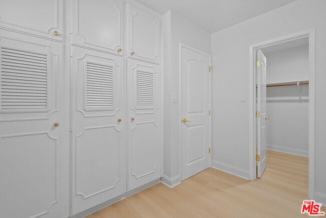 Building Photo - 4159 Regal Oak Dr