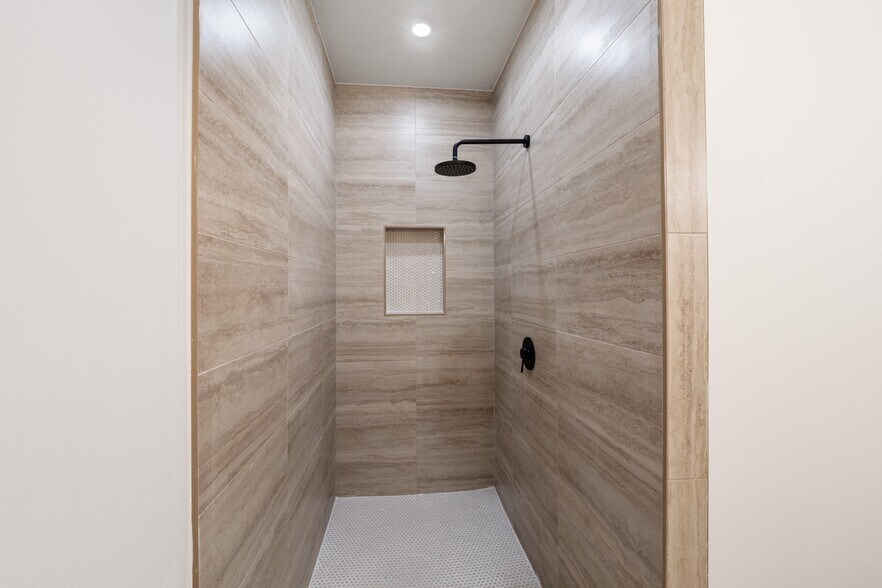 Walk in Shower - 3601 Hidalgo Cir