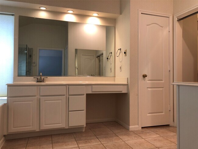 Building Photo - 18126 Somerset Knolls Ct