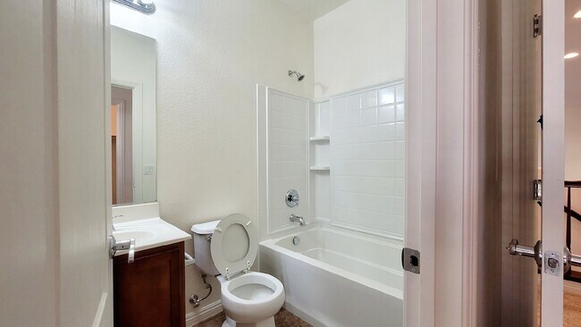 Building Photo - 5913 Altissimo St