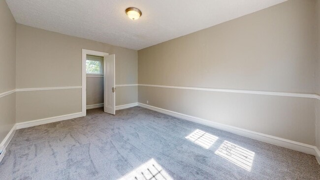 Building Photo - 3052 Sackett Ave