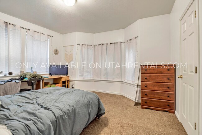 Building Photo - 455 Belmont Pl