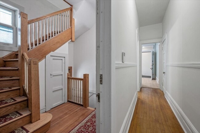 Building Photo - 709 W Roscoe St