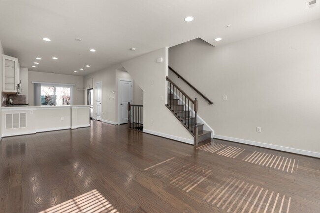 Building Photo - 3 Bed 4.5 Bath - Downtown Crown Townhouse ...