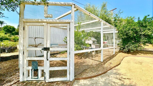 Building Photo - Beautifully Remodeled and Charming Country...