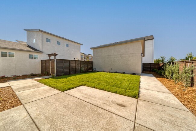 Building Photo - 2221 Tapia Wy
