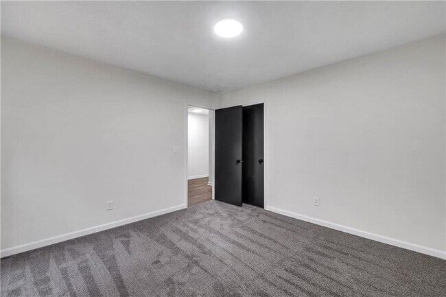 Building Photo - 6881 Hickory Hollow Dr