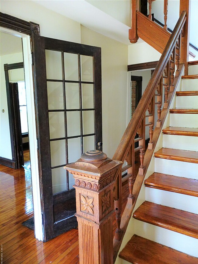 Building Photo - AVAILABLE 6/1/25 - Two Story House With Ha...